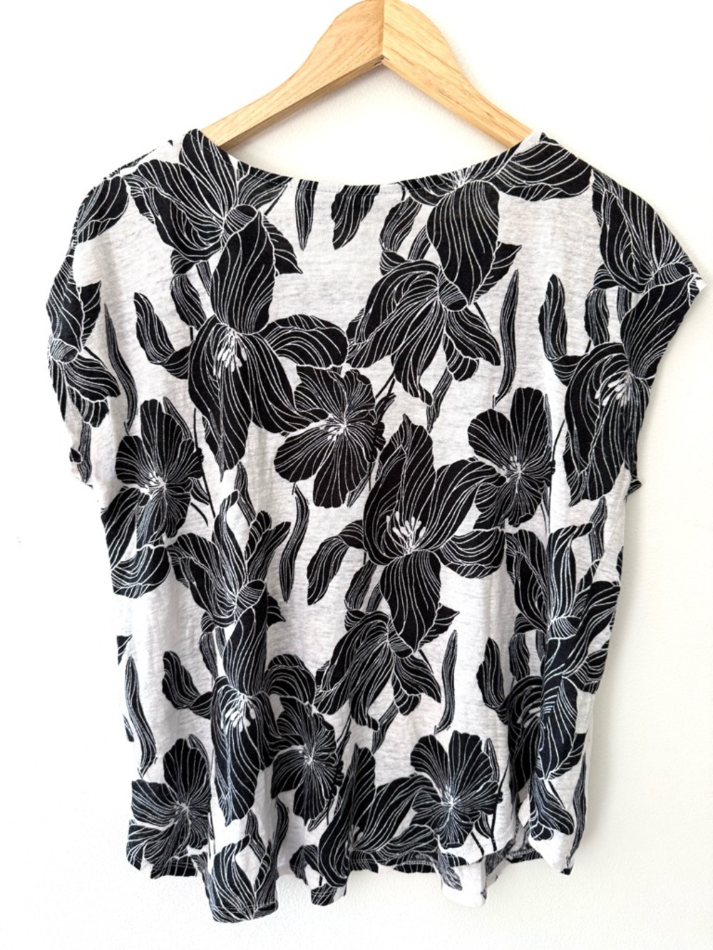 Tahari 100% Linen Black White Floral Lily Print Cap Sleeve Top Blouse Size XL - Picture 2 of 7